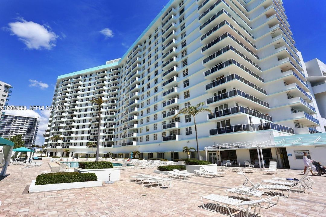 For Rent: $3,000 (1 beds, 1 baths, 906 Square Feet)