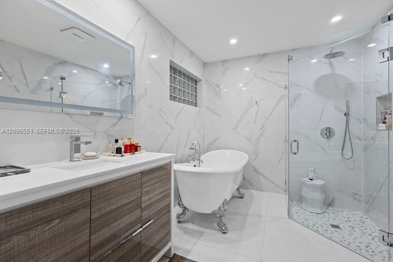 На продажу: $599,000 (3 спален, 2 ванн, 1824 Квадратных фут)