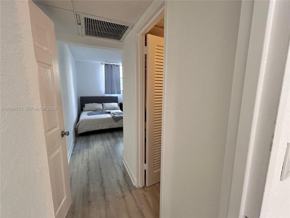 For Sale: $399,000 (1 beds, 1 baths, 880 Square Feet)