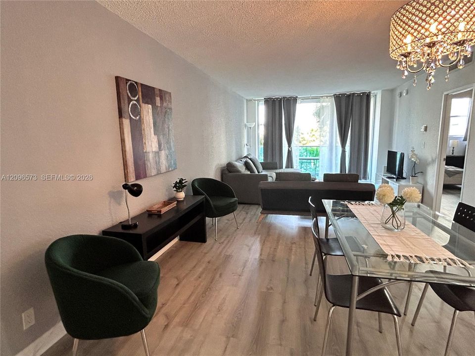 For Sale: $399,000 (1 beds, 1 baths, 880 Square Feet)