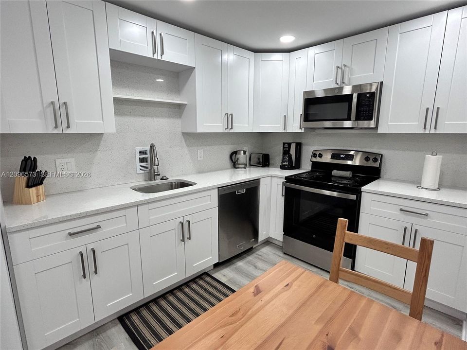 For Sale: $399,000 (1 beds, 1 baths, 880 Square Feet)