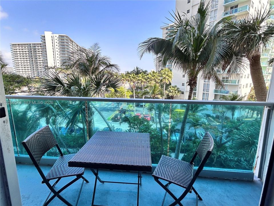 For Sale: $399,000 (1 beds, 1 baths, 880 Square Feet)
