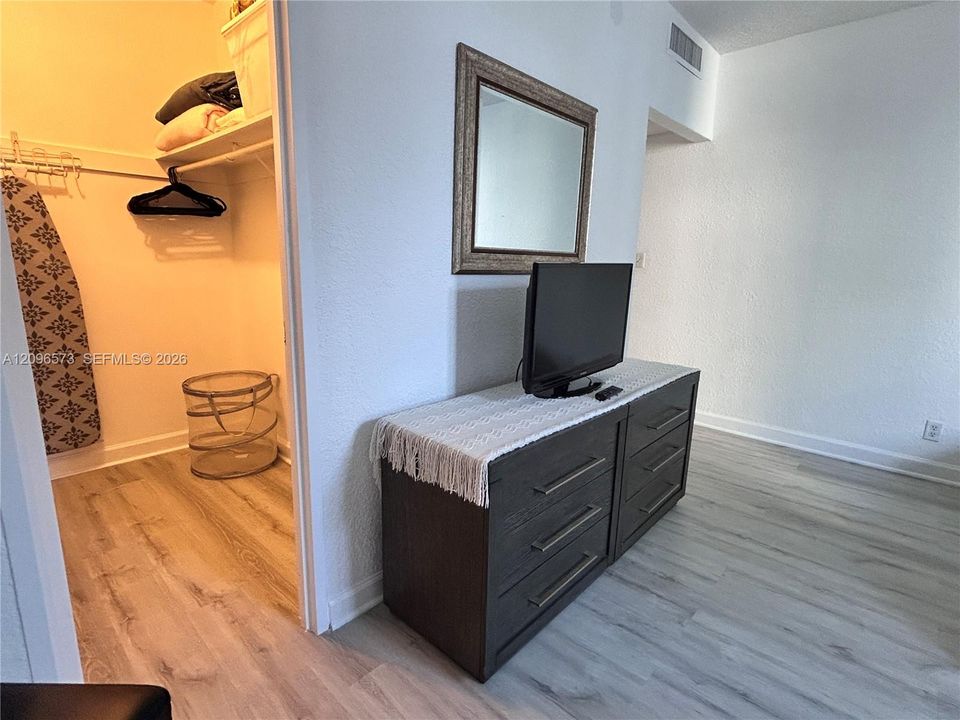 For Sale: $399,000 (1 beds, 1 baths, 880 Square Feet)