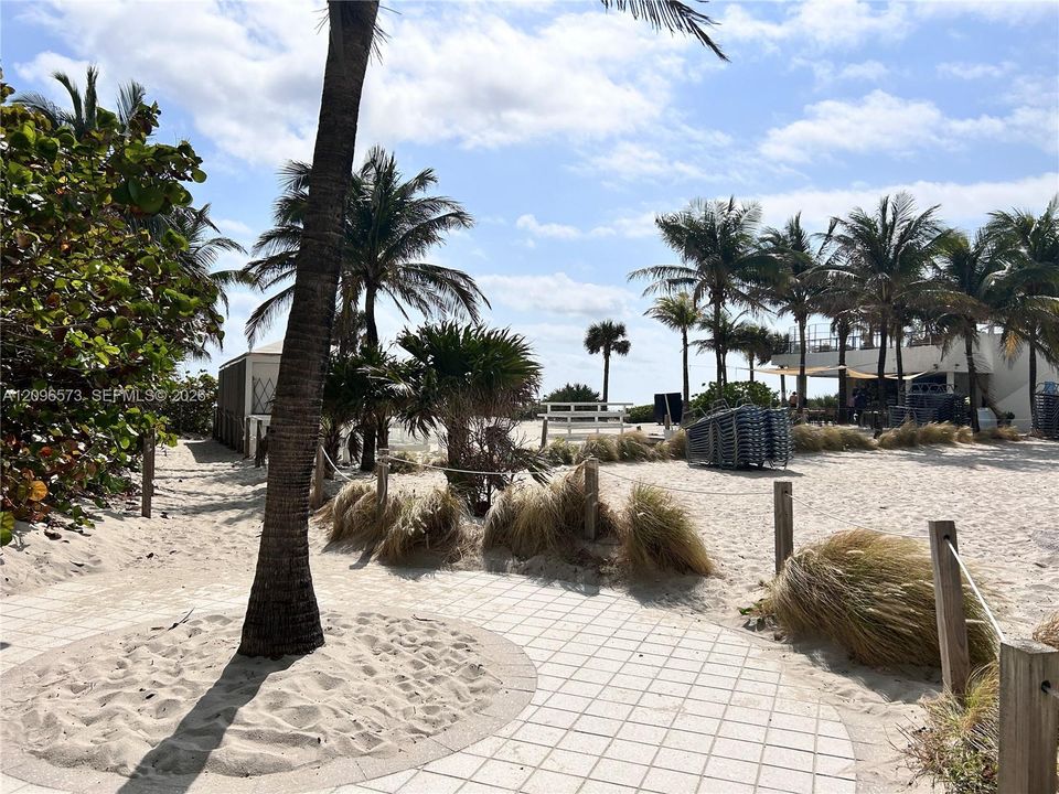 For Sale: $399,000 (1 beds, 1 baths, 880 Square Feet)