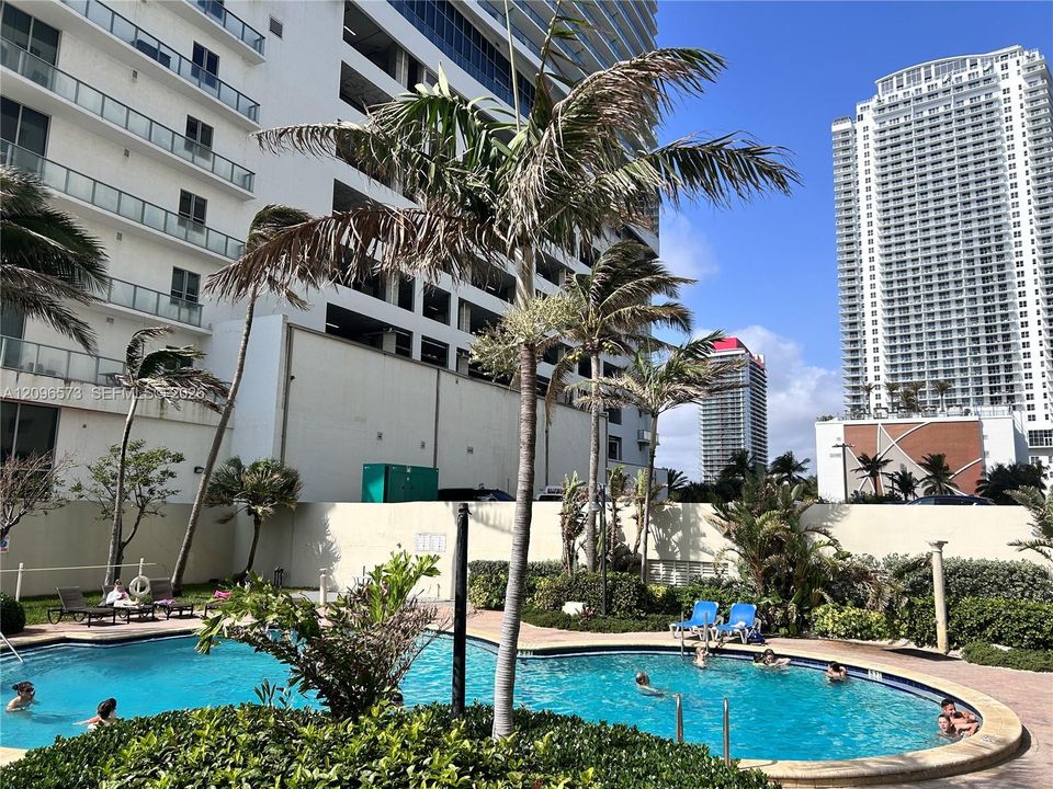 For Sale: $399,000 (1 beds, 1 baths, 880 Square Feet)
