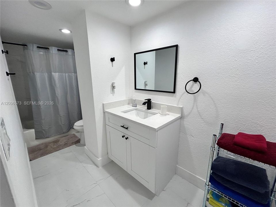 For Sale: $399,000 (1 beds, 1 baths, 880 Square Feet)