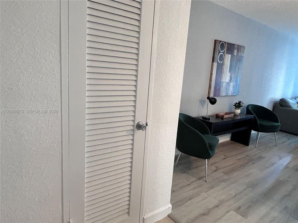 For Sale: $399,000 (1 beds, 1 baths, 880 Square Feet)