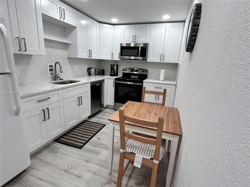 For Sale: $399,000 (1 beds, 1 baths, 880 Square Feet)