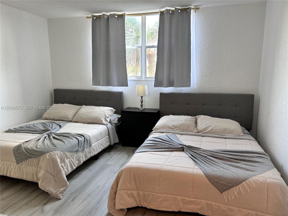 For Sale: $399,000 (1 beds, 1 baths, 880 Square Feet)