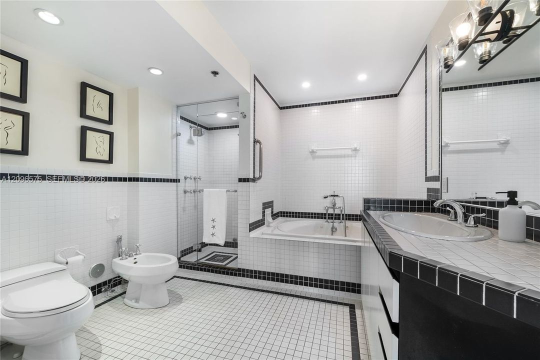 For Sale: $1,275,000 (2 beds, 2 baths, 1330 Square Feet)