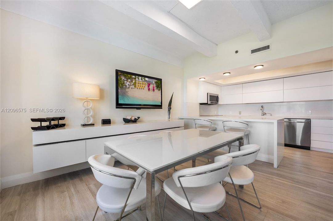 For Sale: $1,275,000 (2 beds, 2 baths, 1330 Square Feet)
