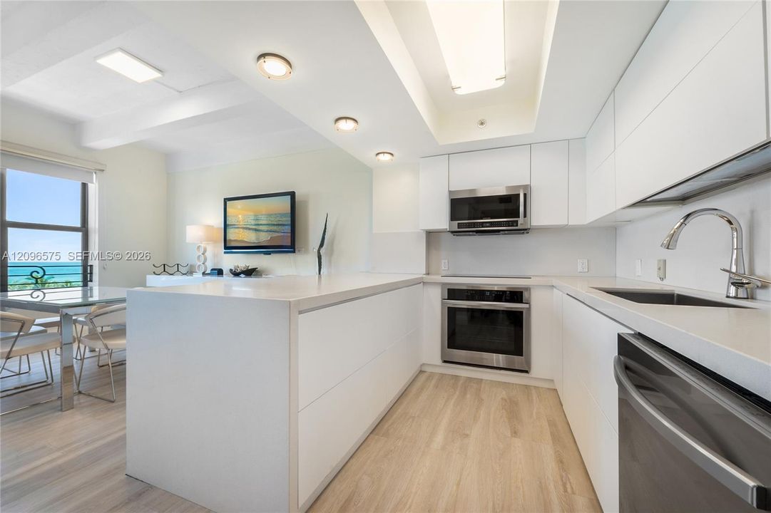 For Sale: $1,275,000 (2 beds, 2 baths, 1330 Square Feet)
