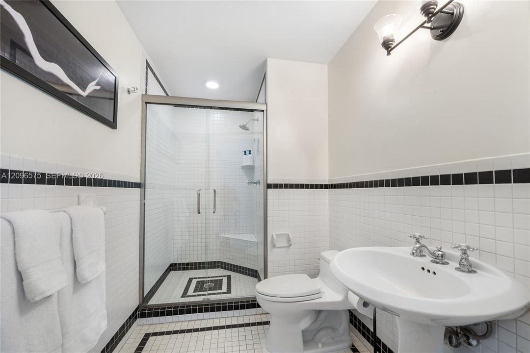 For Sale: $1,275,000 (2 beds, 2 baths, 1330 Square Feet)