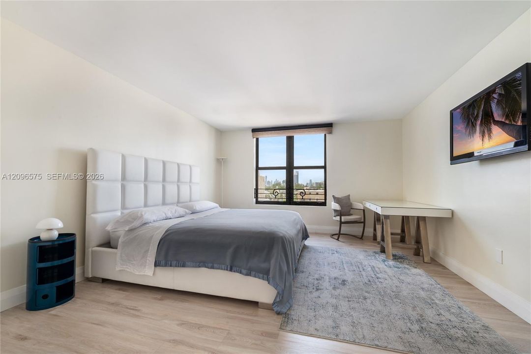 For Sale: $1,275,000 (2 beds, 2 baths, 1330 Square Feet)