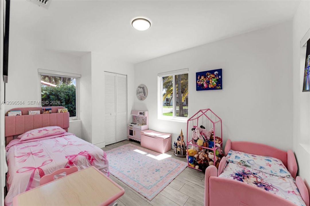 For Sale: $1,019,000 (2 beds, 1 baths, 1415 Square Feet)