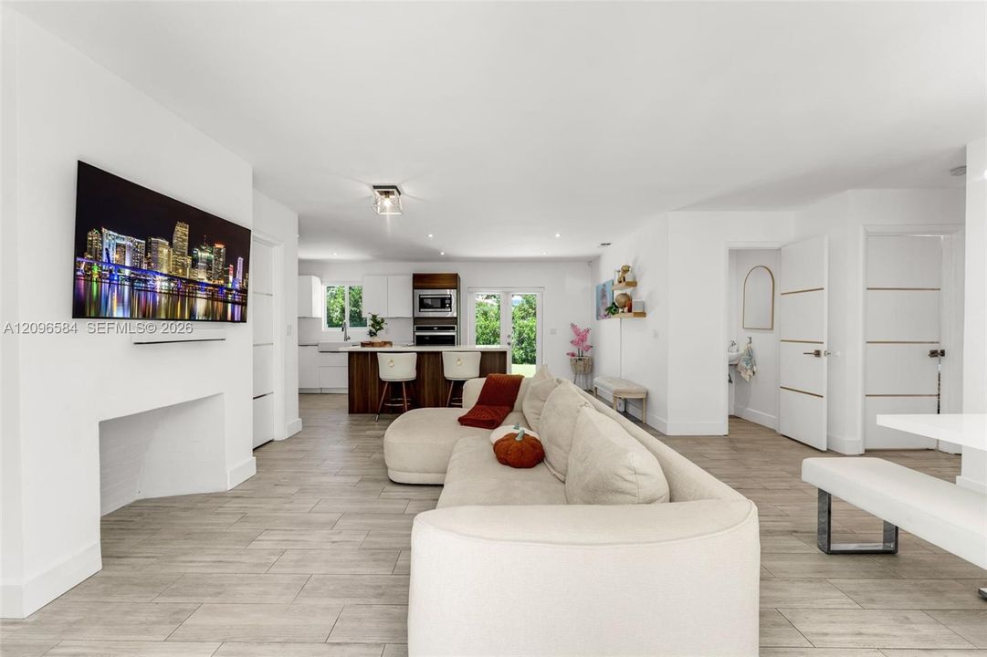 For Sale: $1,019,000 (2 beds, 1 baths, 1415 Square Feet)