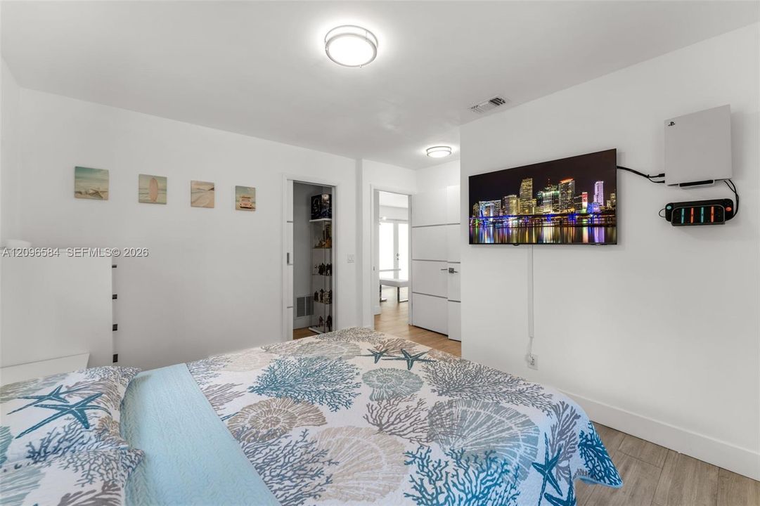 For Sale: $1,019,000 (2 beds, 1 baths, 1415 Square Feet)
