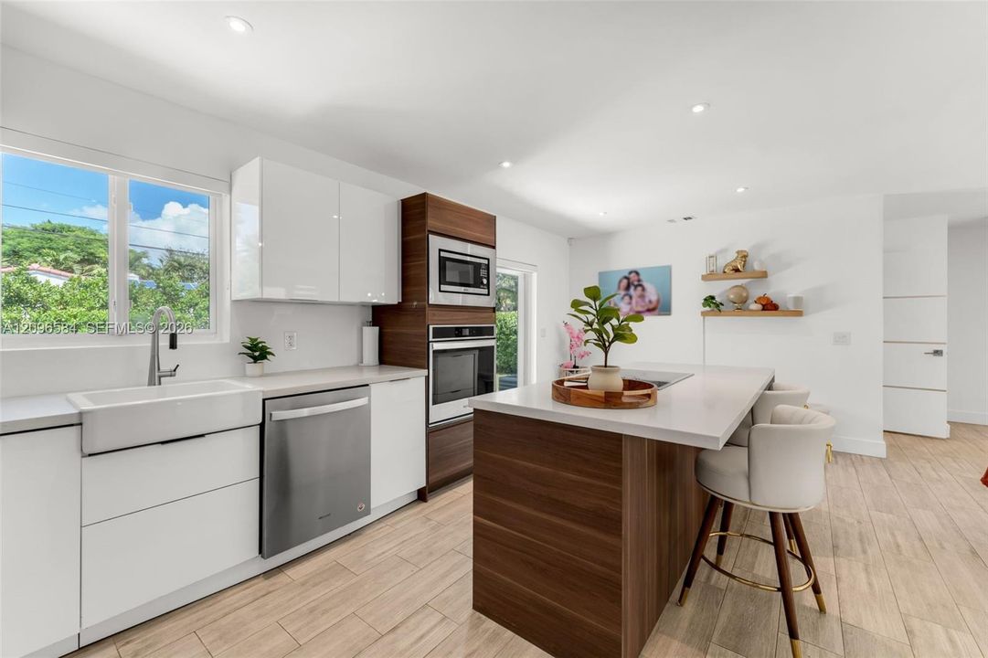 For Sale: $1,019,000 (2 beds, 1 baths, 1415 Square Feet)