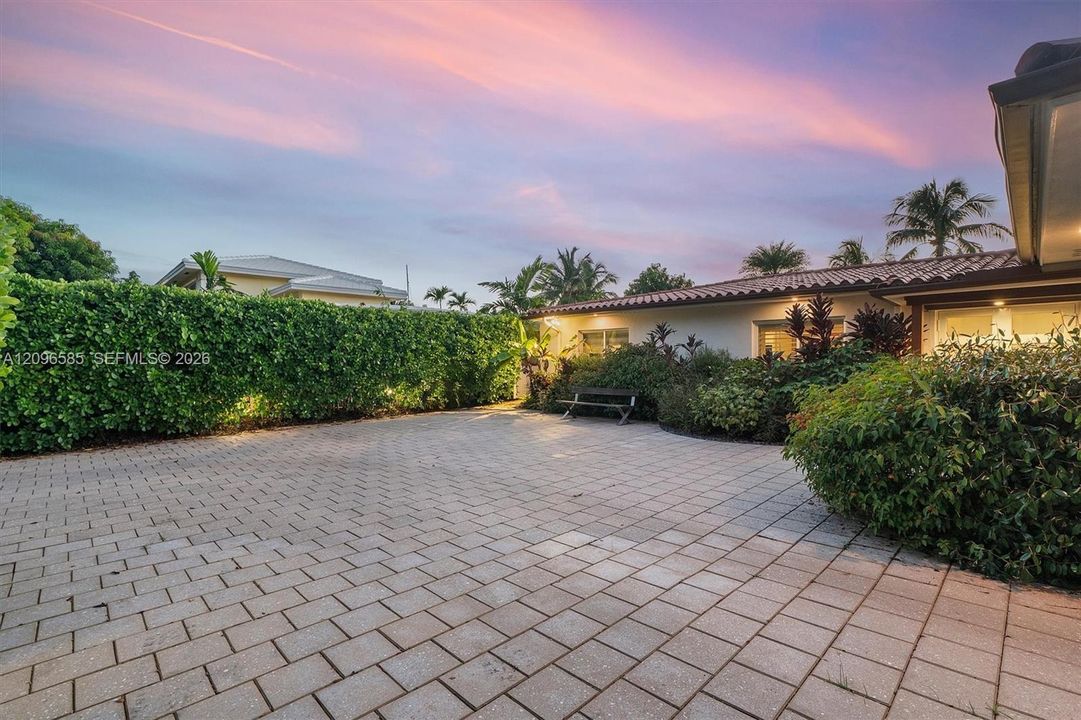 For Sale: $2,799,000 (4 beds, 3 baths, 2460 Square Feet)
