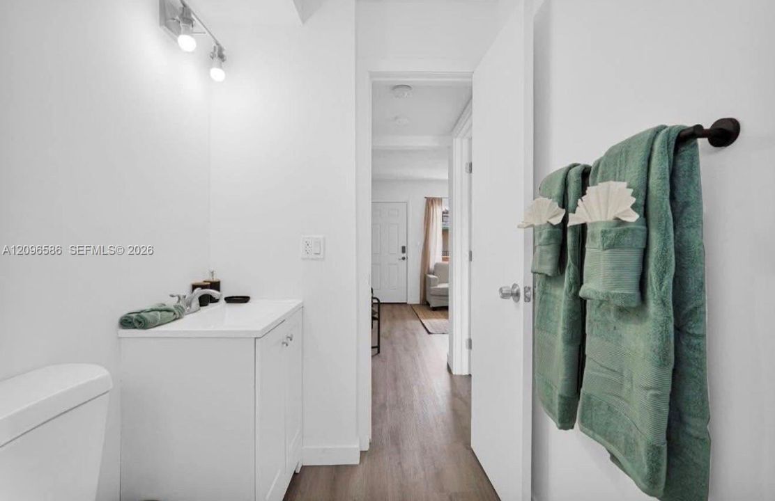 For Rent: $1,900 (1 beds, 1 baths, 700 Square Feet)