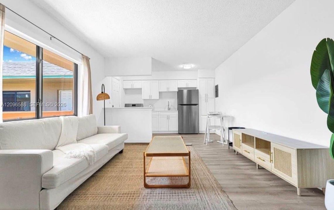 For Rent: $1,900 (1 beds, 1 baths, 700 Square Feet)