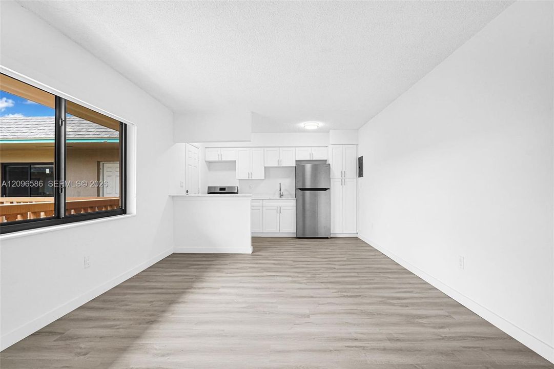 For Rent: $1,900 (1 beds, 1 baths, 700 Square Feet)