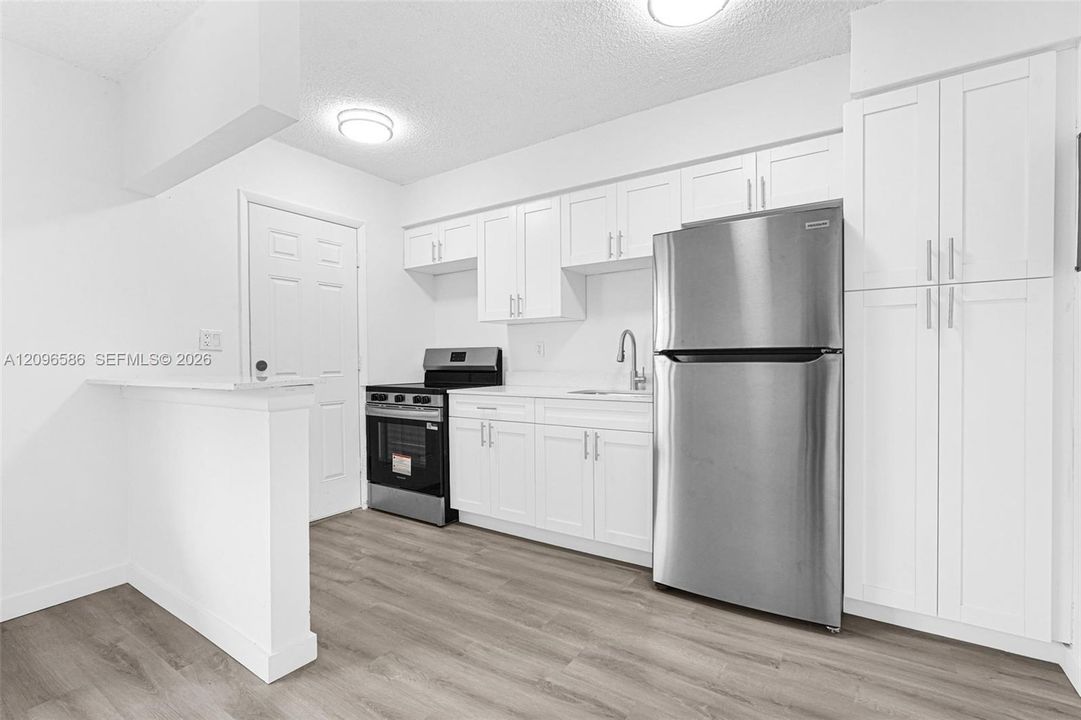 For Rent: $1,900 (1 beds, 1 baths, 700 Square Feet)