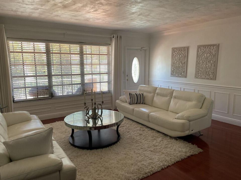 LivingRoom2jpg