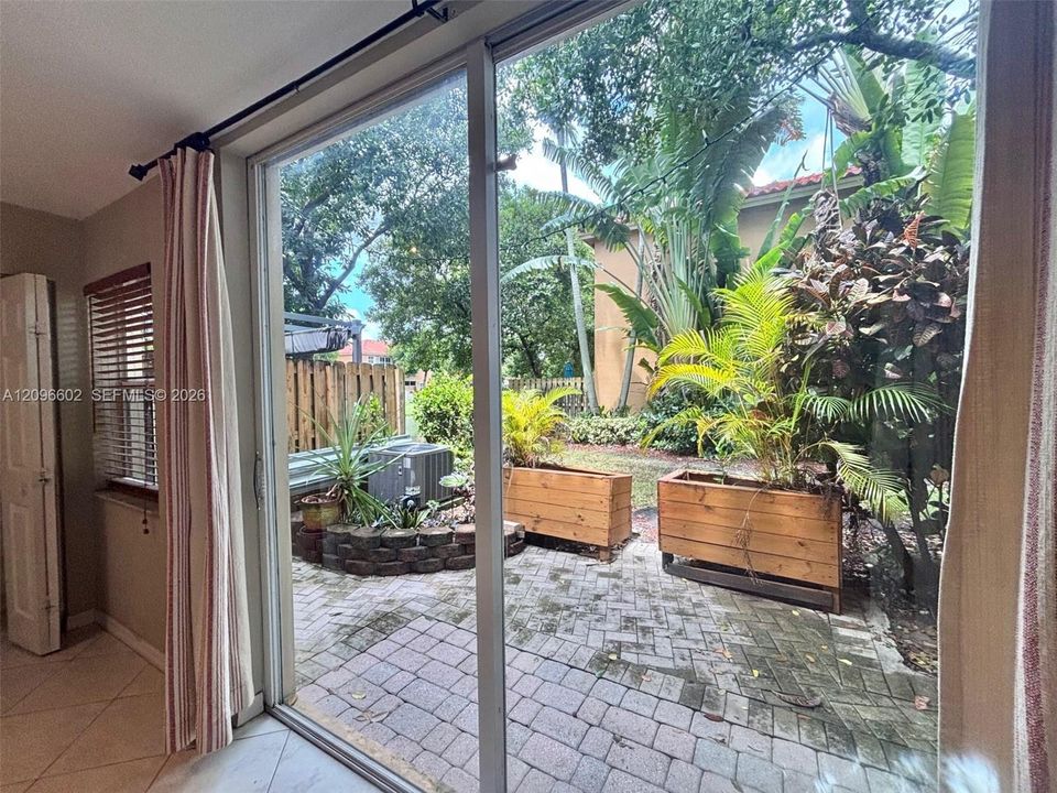 For Sale: $369,900 (3 beds, 3 baths, 1382 Square Feet)