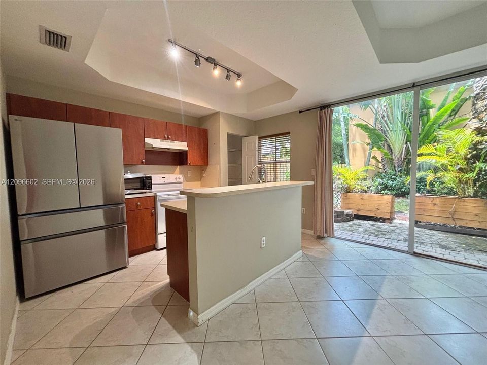 For Sale: $369,900 (3 beds, 3 baths, 1382 Square Feet)