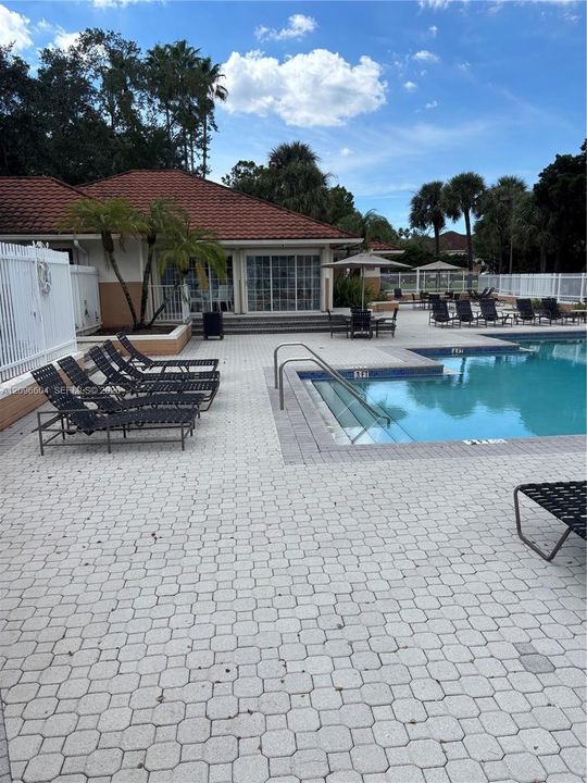 For Sale: $275,000 (2 beds, 2 baths, 1097 Square Feet)