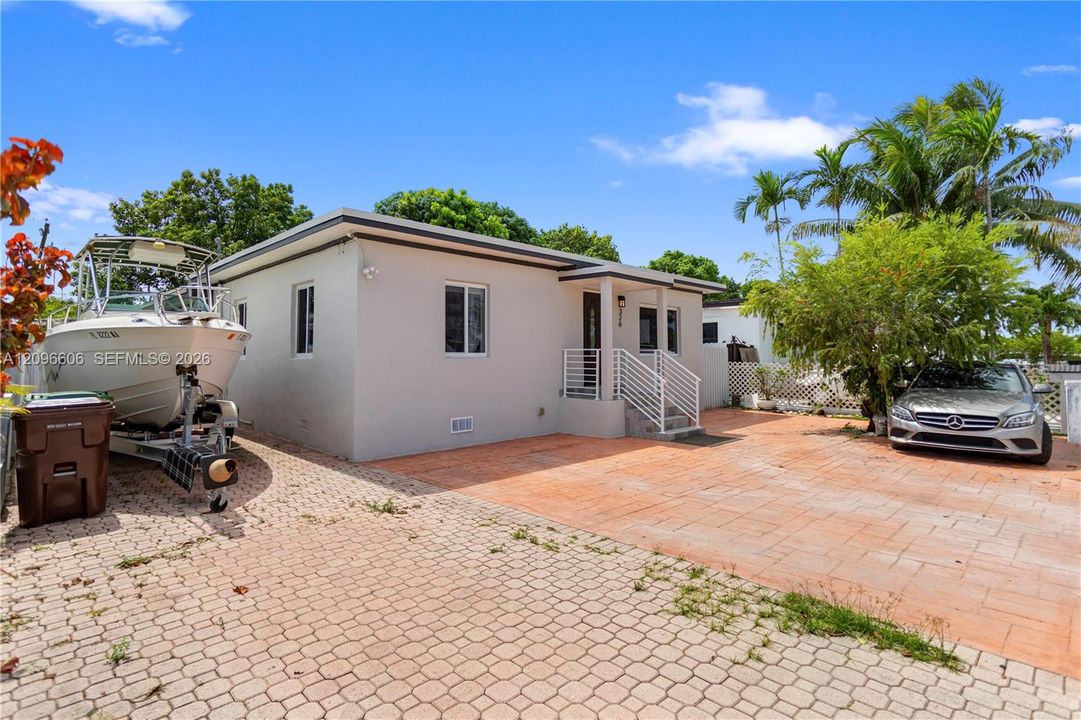 For Sale: $549,000 (3 beds, 2 baths, 1117 Square Feet)