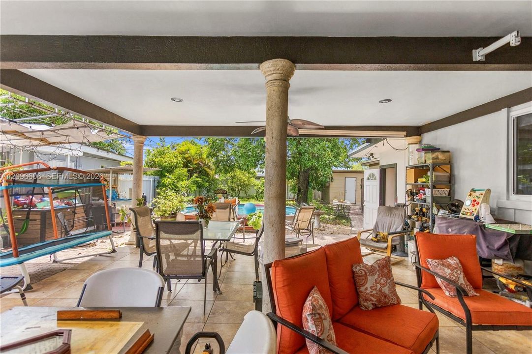 For Sale: $549,000 (3 beds, 2 baths, 1117 Square Feet)