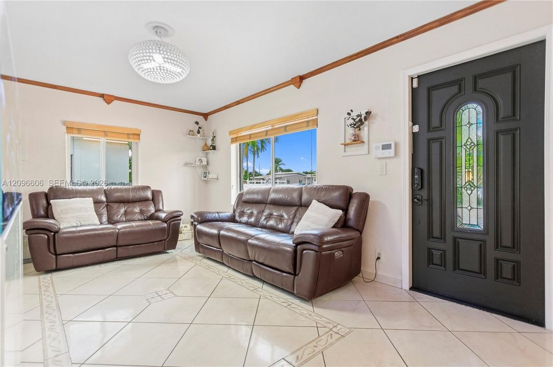 For Sale: $549,000 (3 beds, 2 baths, 1117 Square Feet)
