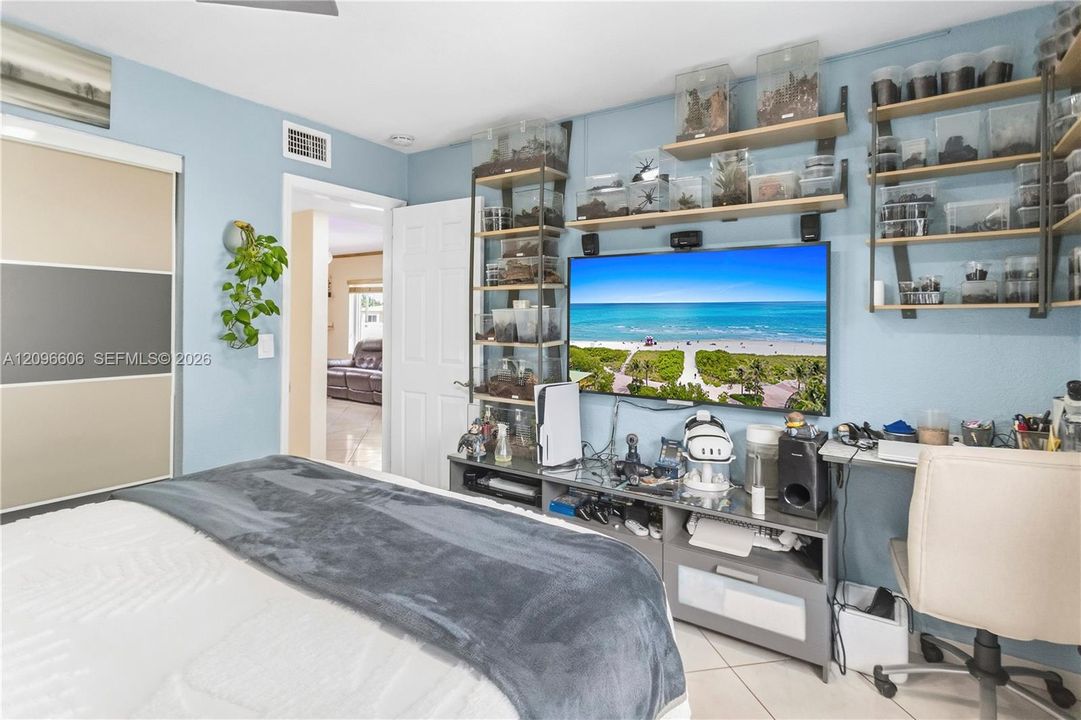 For Sale: $549,000 (3 beds, 2 baths, 1117 Square Feet)