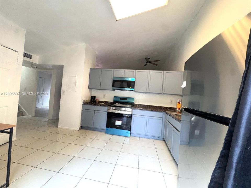 В аренду: $3,000 (4 спален, 2 ванн, 1470 Квадратных фут)