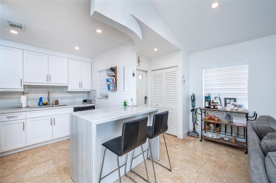 For Rent: $2,300 (1 beds, 1 baths, 694 Square Feet)