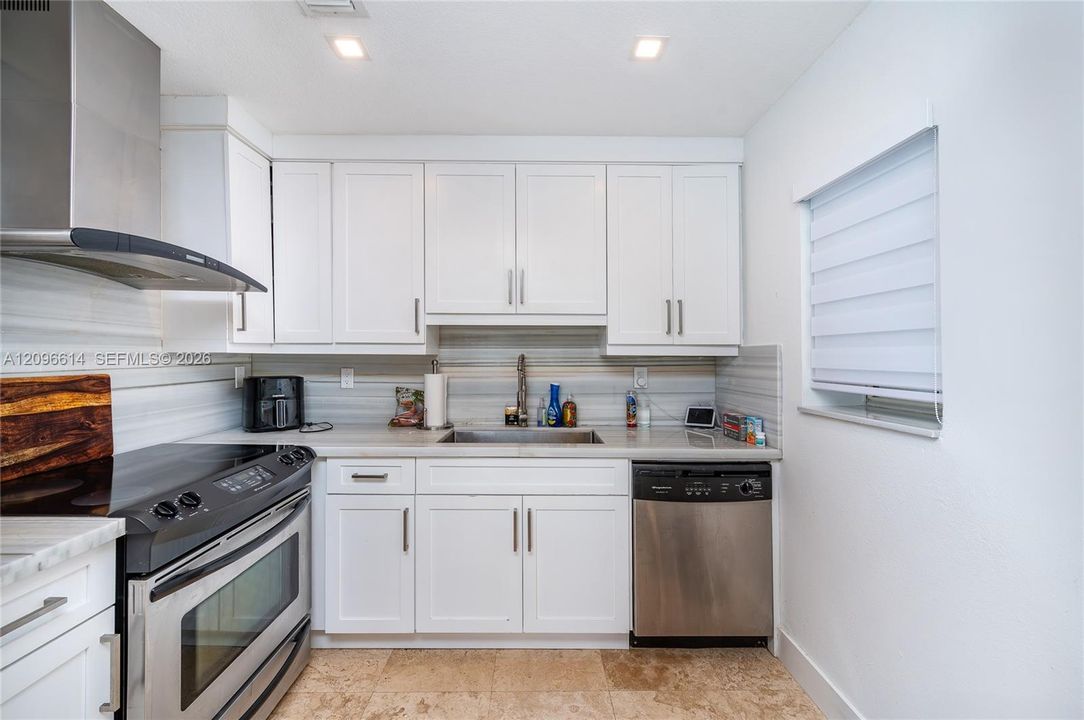 For Rent: $2,300 (1 beds, 1 baths, 694 Square Feet)