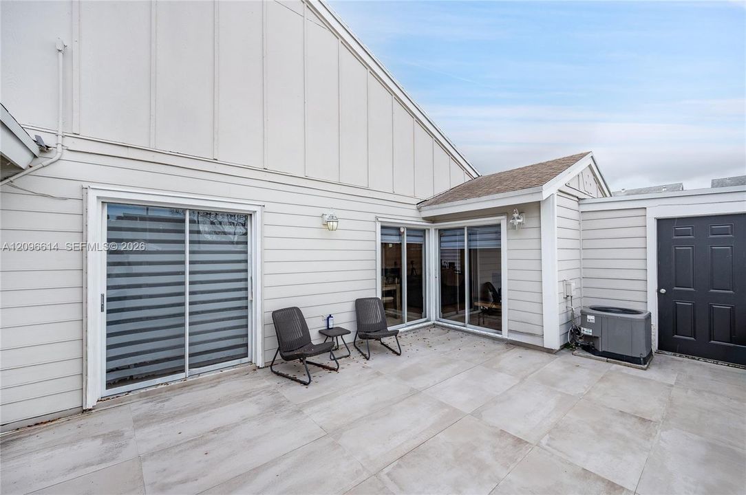 For Rent: $2,300 (1 beds, 1 baths, 694 Square Feet)
