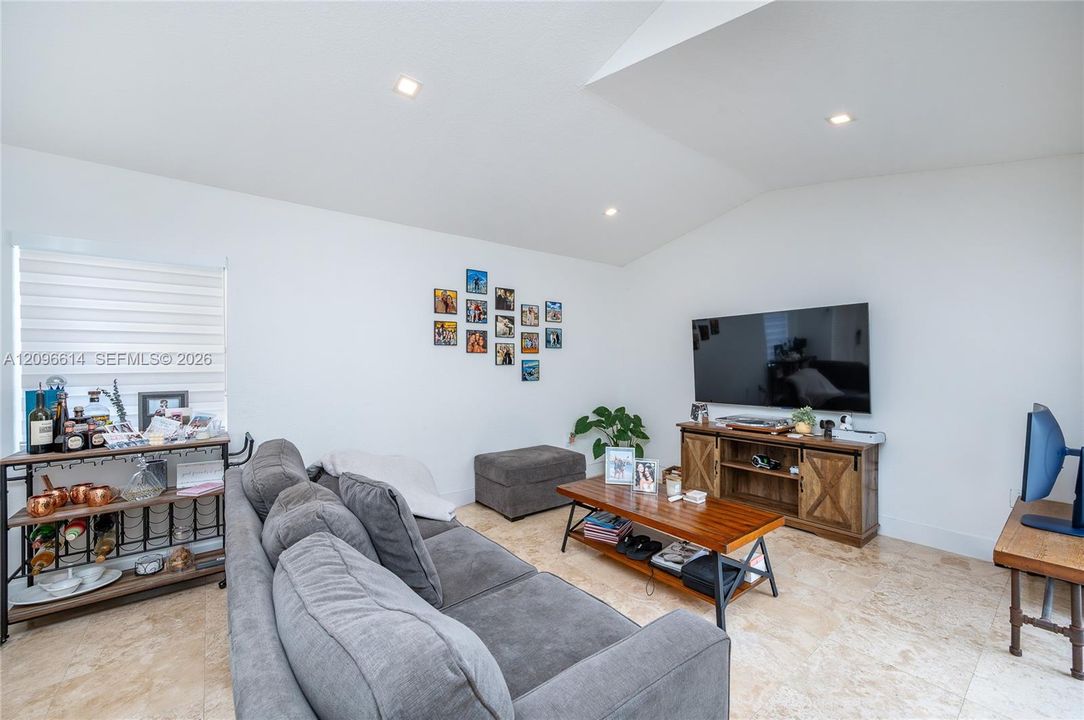 For Rent: $2,300 (1 beds, 1 baths, 694 Square Feet)