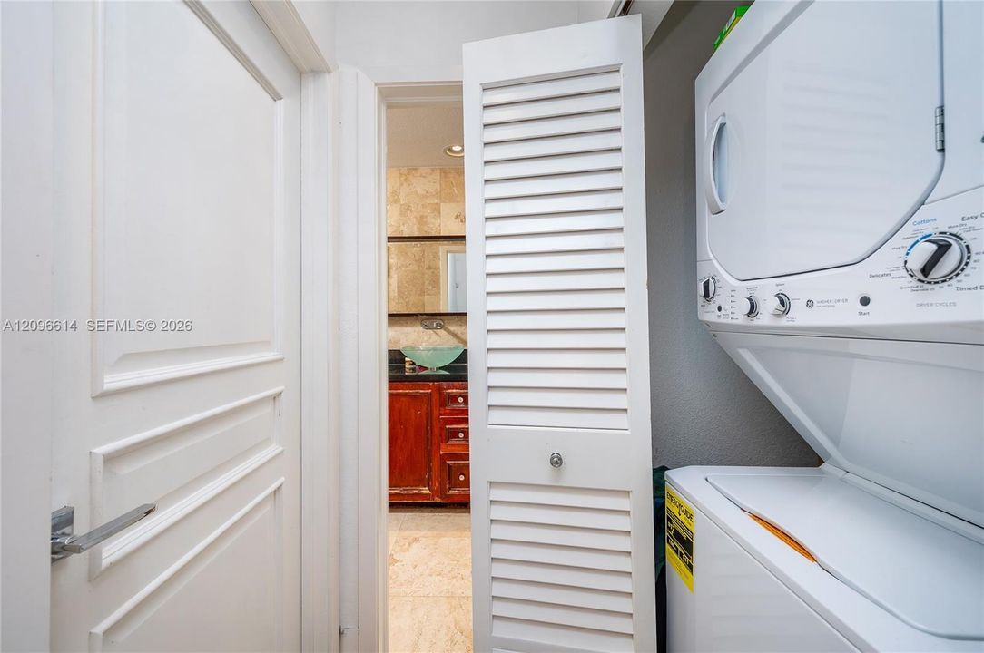 For Rent: $2,300 (1 beds, 1 baths, 694 Square Feet)