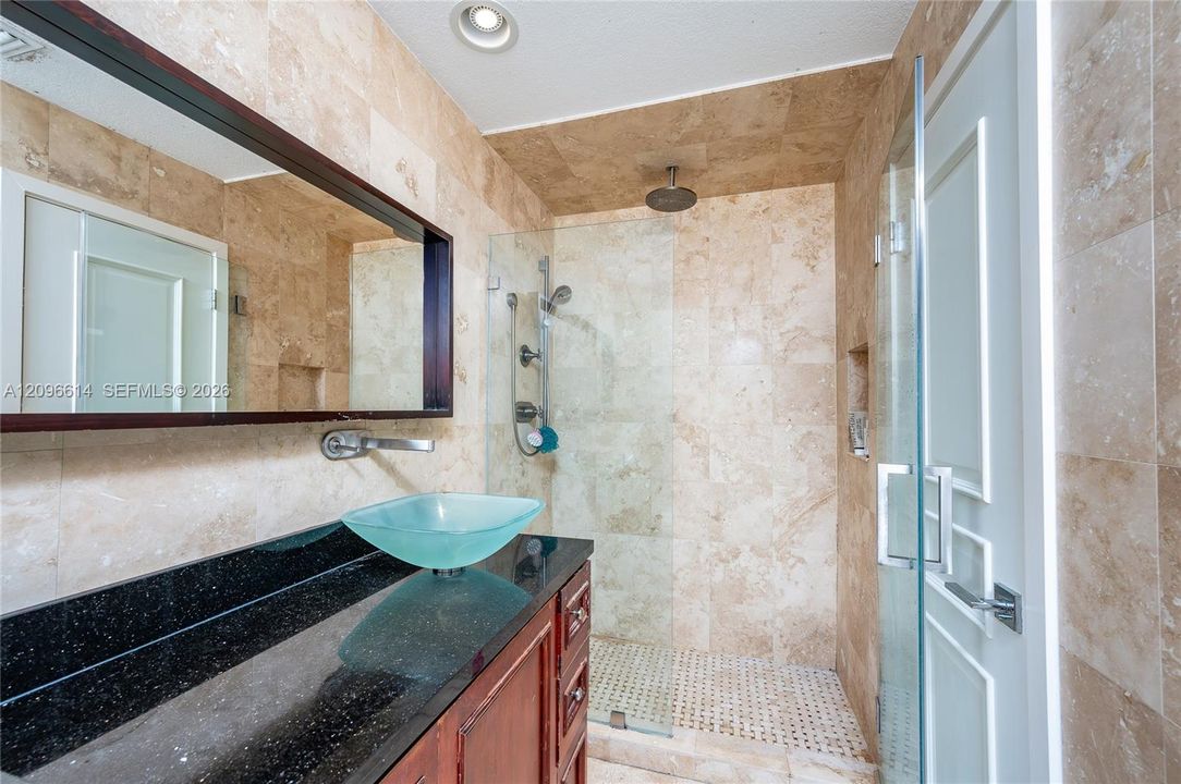 For Rent: $2,300 (1 beds, 1 baths, 694 Square Feet)