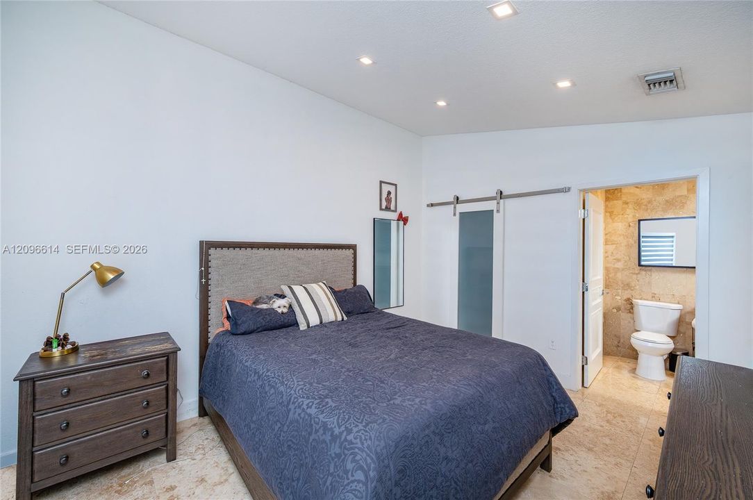 For Rent: $2,300 (1 beds, 1 baths, 694 Square Feet)
