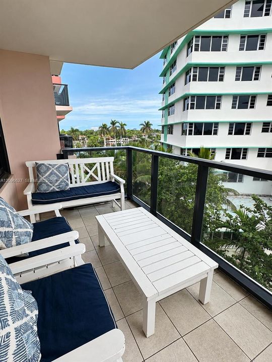 For Rent: $4,200 (2 beds, 2 baths, 960 Square Feet)