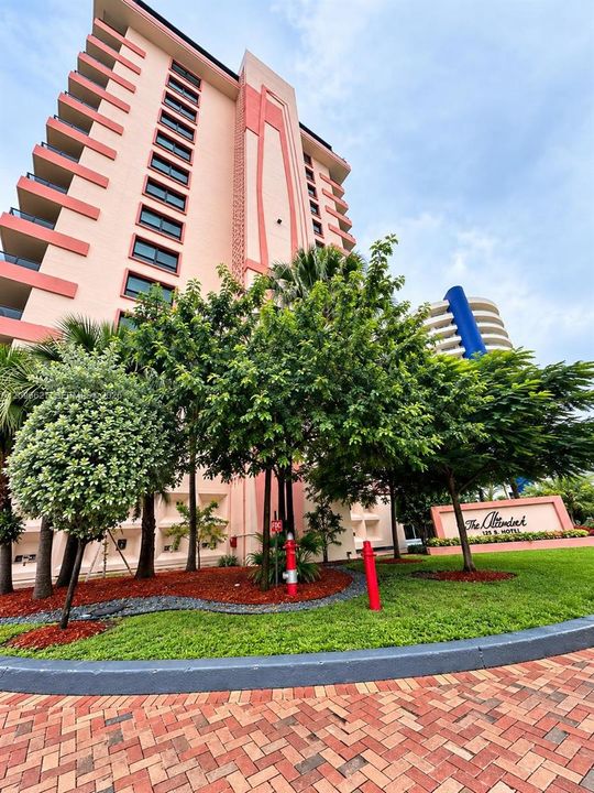 For Rent: $4,200 (2 beds, 2 baths, 960 Square Feet)