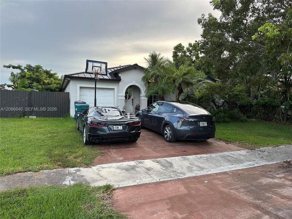 En Venta: $700,000 (4 camas, 2 baños, 1572 Pies cuadrados)