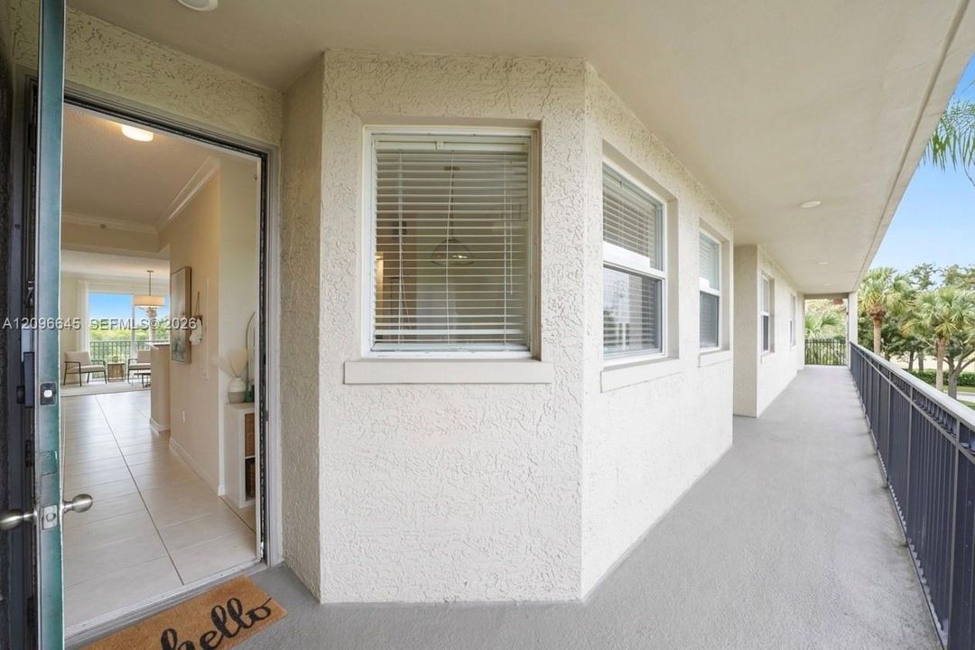 For Sale: $325,000 (2 beds, 2 baths, 1081 Square Feet)