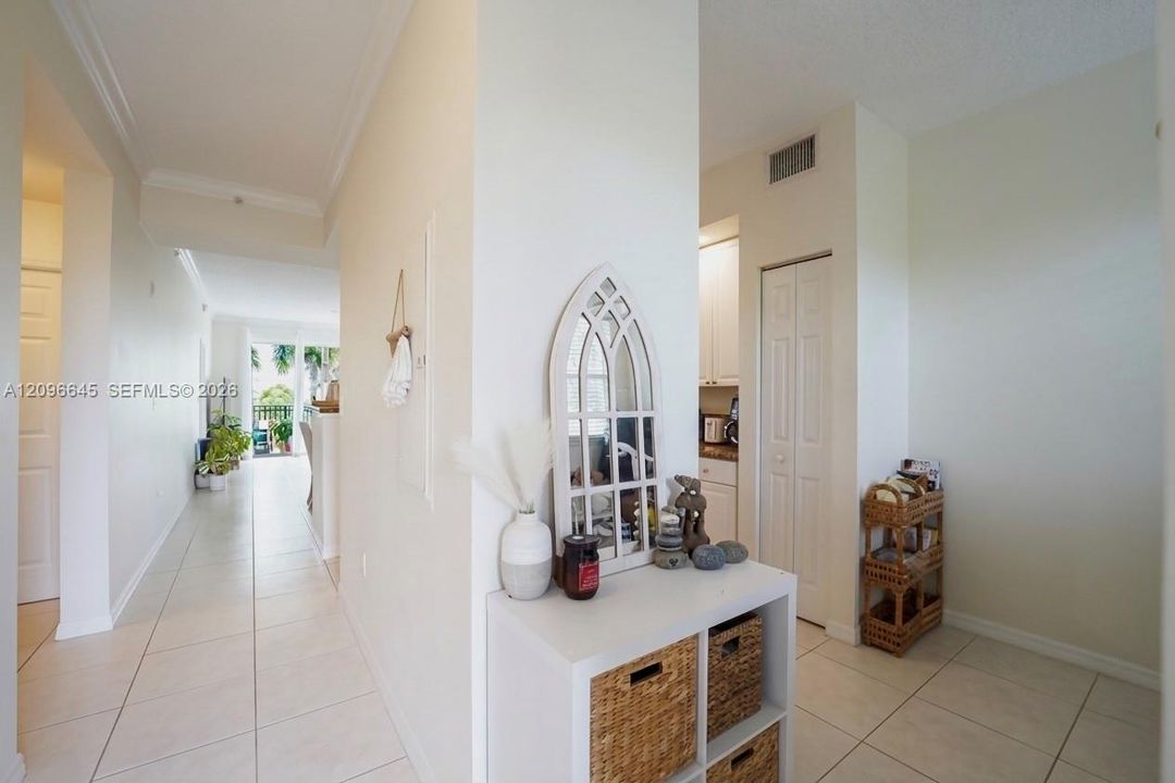 For Sale: $325,000 (2 beds, 2 baths, 1081 Square Feet)
