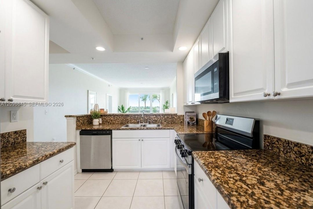 For Sale: $325,000 (2 beds, 2 baths, 1081 Square Feet)