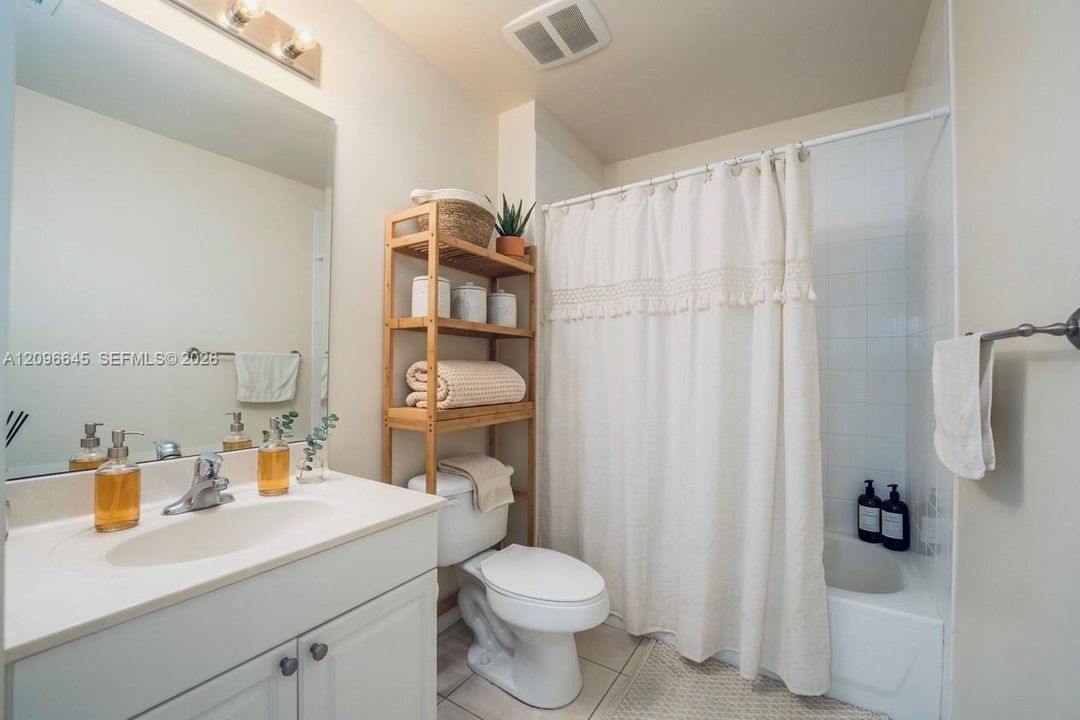 For Sale: $325,000 (2 beds, 2 baths, 1081 Square Feet)